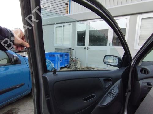 Dør rude ventre foran TOYOTA YARIS (_P1_) 1.0 (SCP10_, SCP10R) (65 hp) 32135379