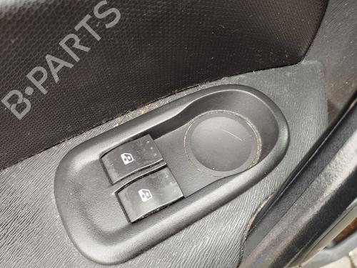 Pulsantiera anteriore sinistra Pulsantiera anteriore sinistra RENAULT KANGOO / GRAND KANGOO II (KW0/1_) 1.5 dCi 75 (KW07, KW10, KW04) (75 hp) 39891666 39891666