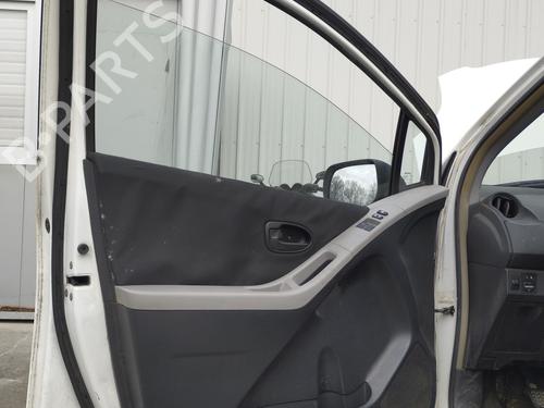 Dør rude ventre foran TOYOTA YARIS (_P9_) 1.4 D-4D (NLP90_, NLP90R) (90 hp) 32135407