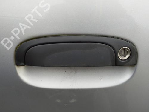 Używane Klamka zewnętrzna drzwi przednich lewych KIA RIO II (JB) 1.5 CRDi (110 hp) 31043134