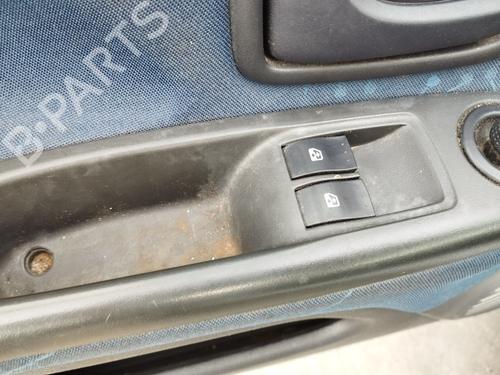 Used Left front window switch RENAULT CLIO II (BB_, CB_) 1.2 (BB0A, BB0F, BB10, BB1K, BB28, BB2D, BB2H, CB0A,... (58 hp) 31757181