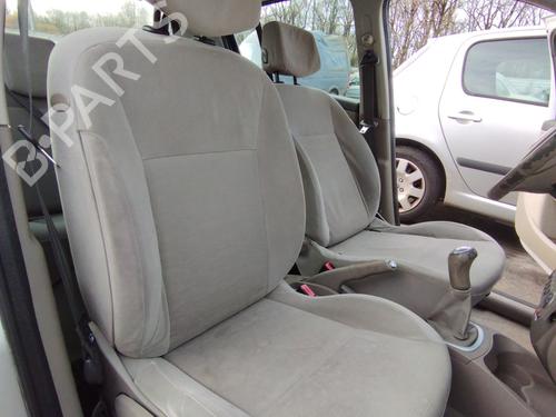 Used Right front seat RENAULT CLIO III (BR0/1, CR0/1) 1.2 16V (BR0P, CR0P) (101 hp) 31133265