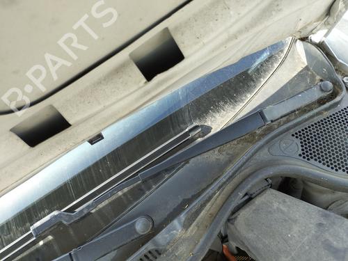 Used Front windshield wiper arm VW POLO V (6R1, 6C1) 1.2 (70 hp) 28152375