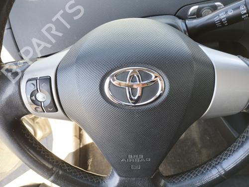 Used Driver airbag TOYOTA YARIS (_P9_) 1.3 VVT-i (SCP90_, SCP90R) (87 hp) 27366916
