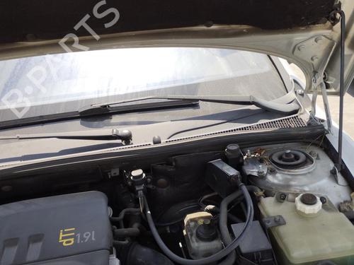 Used Front windshield wiper arm RENAULT LAGUNA I (B56_, 556_) 1.9 dTi (B56J) (98 hp) 27069731