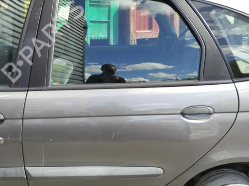 Poignée extérieure arrière gauche RENAULT SCÉNIC I MPV (JA0/1_, FA0_) 1.6 (JA00, JA16, JA15, JA19, JA1V, JA2B, JA2C, JA0B,... (107 hp) 27082840