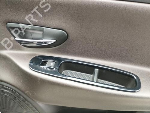 Høyre foran invendig håndtak LANCIA YPSILON (312_) 0.9 TwinAir (312.PXG11, 312.PXG1A, 312.YXG11, 312.YXG1A) (86 hp) 27065904