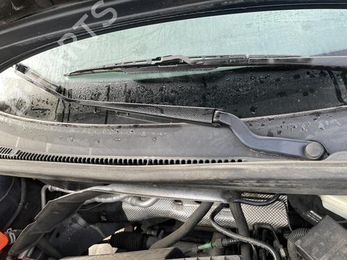 Used Front windshield wiper arm FORD FIESTA V (JH_, JD_) 1.6 TDCi (90 hp) 27087432