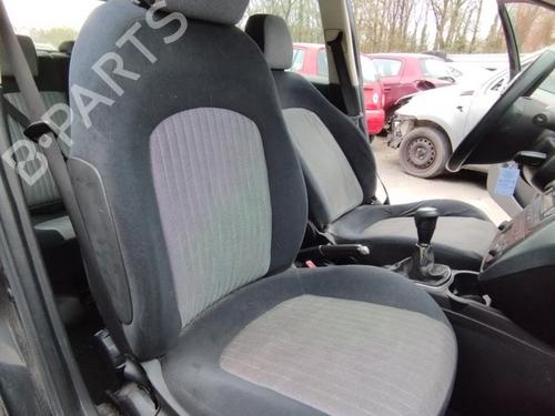 Used Right front seat FIAT GRANDE PUNTO (199_) 1.3 D Multijet (75 hp) 32854674