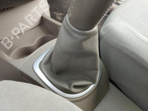 Used Shift knob RENAULT CLIO III (BR0/1, CR0/1) 1.2 16V (BR0P, CR0P) (101 hp) 31133267