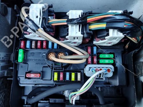Used Fuse box Fuse box 39481312 39481312