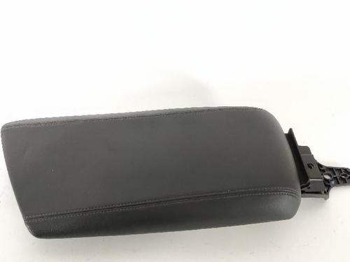 armrest-center-console-alfa-romeo-giulia-952_-2015-27431567 main image