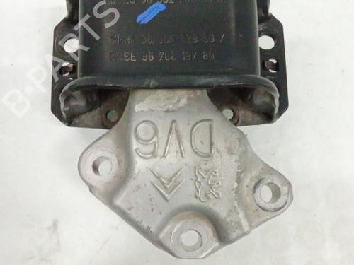 Used Engine mount PEUGEOT 5008 II (MC_, MJ_, MR_, M4_) 1.6 BlueHDi 115 (MCBHXH, MCBHXW) (116 hp) 29998478