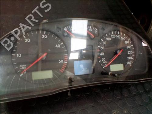 Used Instrument cluster VW PASSAT B2 Saloon (32B) 1.6 (75 hp) 27842549