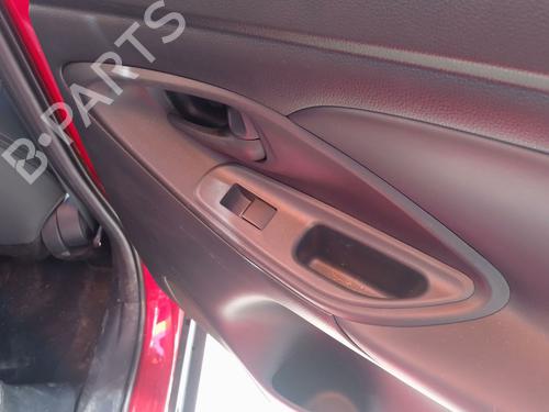 Used Right rear window switch TOYOTA YARIS CROSS (MXP_) 1.5 Hybrid (MXPJ10) (116 hp) 31931561