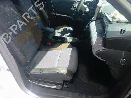right-front-seat-renault-5-2024-39107259 main image