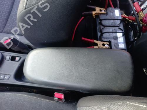 armrest-center-console-toyota-yaris-cross-mxp_-2020-38481569 main image