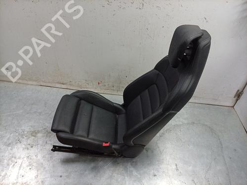 right-front-seat-porsche-taycan-y1a-2019-37873663 main image
