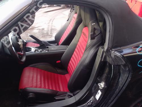 fahrersitz-abarth-124-spider-2016-38800866 main image