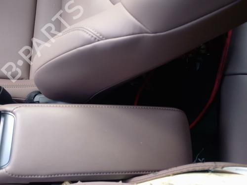 armrest-center-console-lexus-lbx-_ayh1_-_aya1_-2023-39931735 main image