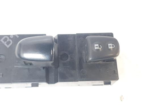 Used Right front window switch NISSAN JUKE (F15) [2010-2019]  22565703