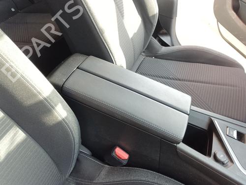 Used Armrest / Center console PEUGEOT 308 III (FB_, FH_, FP_, F3_, FM_) BlueHDi 130 (FBYHZL, FBYHZT) (131 hp) 27693380