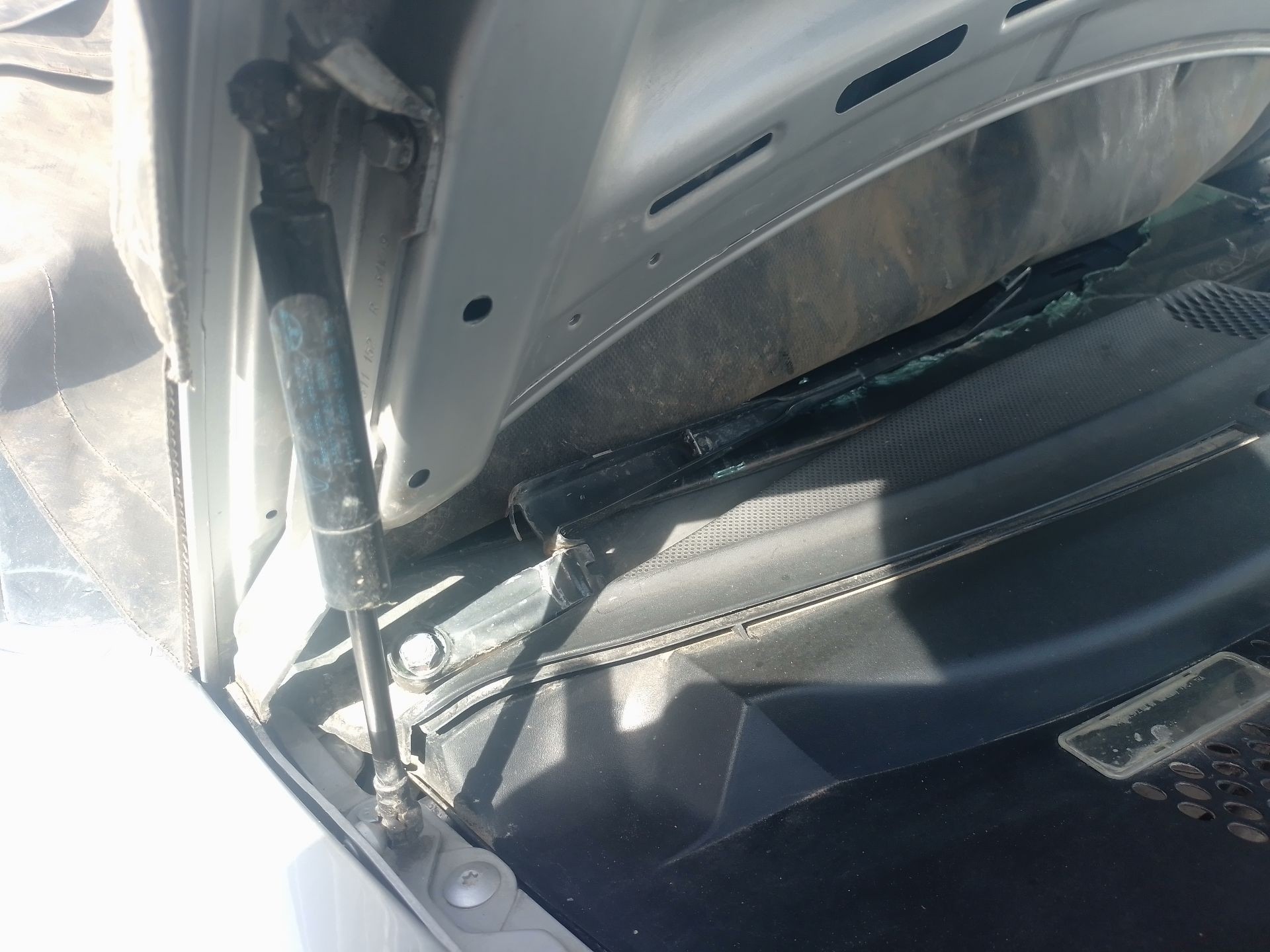 Hood lift support – Porsche 911 Convertible (996) 3.4 Carrera 4 (1998-2001)