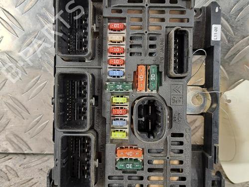 Used Fuse box Fuse box 37076672 37076672