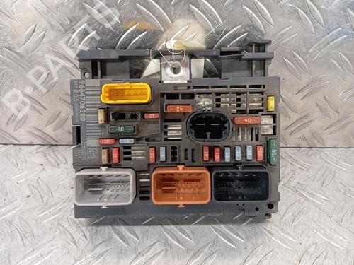 Used Fuse box Fuse box 39582306 39582306