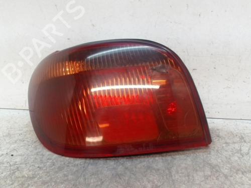 Używane Lampa tylna lewa TOYOTA YARIS (_P1_) 1.4 D-4D (NLP10_, NLP10R) (75 hp) 28349202