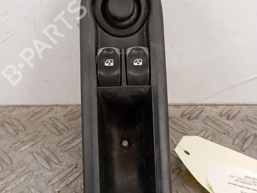 Interrupteur de vitre avant gauche RENAULT CLIO III (BR0/1, CR0/1) 1.5 dCi (BR17, CR17) (86 hp) 28840152