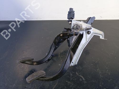 Used Clutch pedal VOLVO S60 I (384) D5 (185 hp) 24681279
