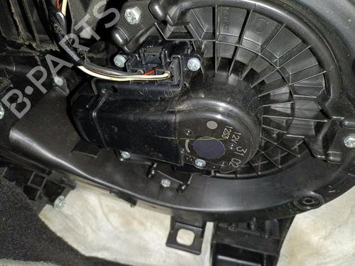 Used Heater blower motor TOYOTA YARIS (_P13_) 1.5 Hybrid (NHP130_, NHP130) (101 hp) 24682719
