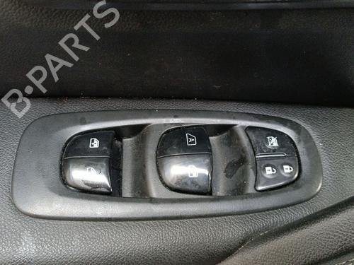 venstre-foran-elrute-bryter-renault-kadjar-ha_-hl_-2015-32090501 main image