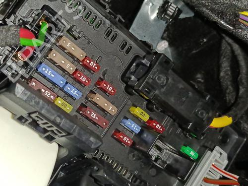 Used Fuse box Fuse box 36645233 36645233