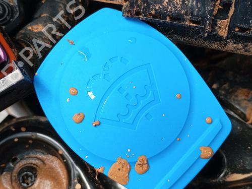 Used Windscreen washer tank Windscreen washer tank VW POLO VI (AW1, BZ1, AE1) 1.0 TSI (95 hp) 33337823 33337823