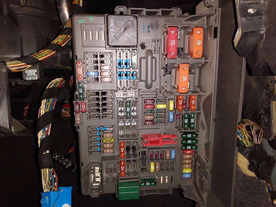 Tutustu 90+ imagen bmw e90 radio fuse location abzlocal fi