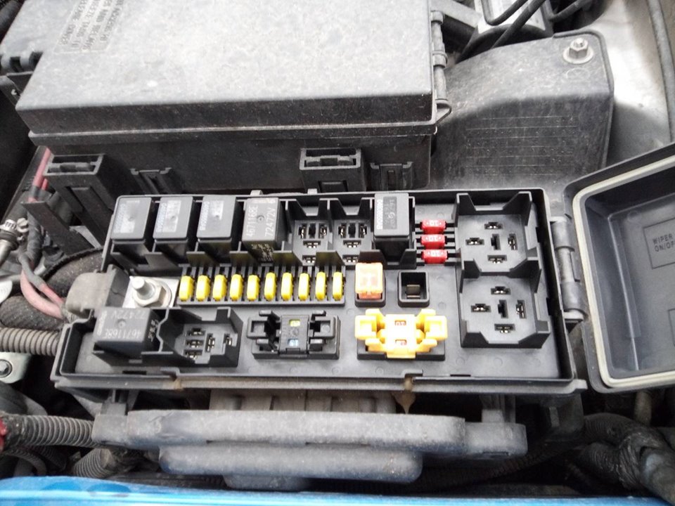 Fuse box JEEP GRAND CHEROKEE III (WH, WK) 3.0 CRD 10167738 BParts