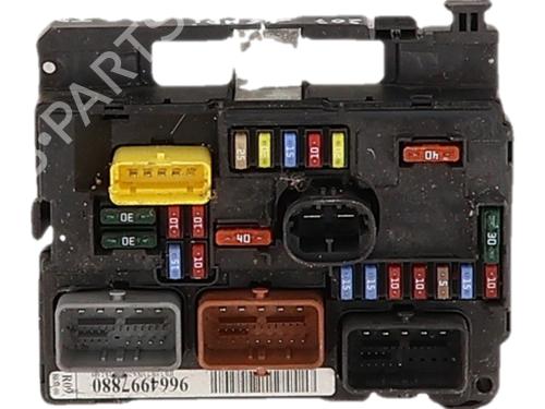 Used Fuse box Fuse box 37500831 37500831