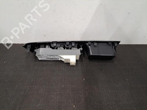 Used Left front window switch TOYOTA YARIS (_P13_) 1.5 Hybrid (NHP130_, NHP130) (101 hp) 28391036