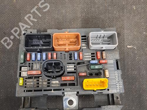 Used Fuse box PEUGEOT 308 I (4A_, 4C_) 1.6 HDi (109 hp) 30471323