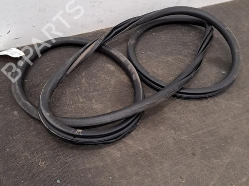 Used Rubber door seal PEUGEOT 3008 II SUV (MC_, MR_, MJ_, M4_) 1.2 THP/ PureTech 130 (MRHNSM, MRHNSU, MRHNSJ, MRHNYW,... (131 hp) 28407091