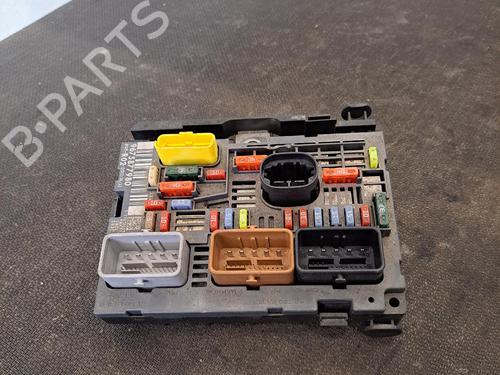 Used Fuse box Fuse box 37526564 37526564