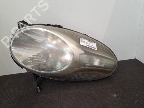 Used Right headlight NISSAN MICRA III (K12) 1.5 dCi (86 hp) 28404283