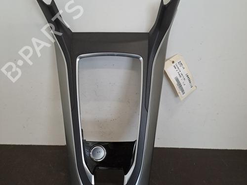 Used Middle console PEUGEOT 308 II (LB_, LP_, LW_, LH_, L3_) 1.2 THP 110 (110 hp) 28400908