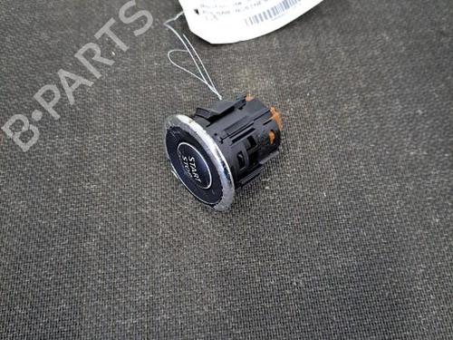 switch-nissan-pulsar-hatchback-c13-2014-28407395 main image