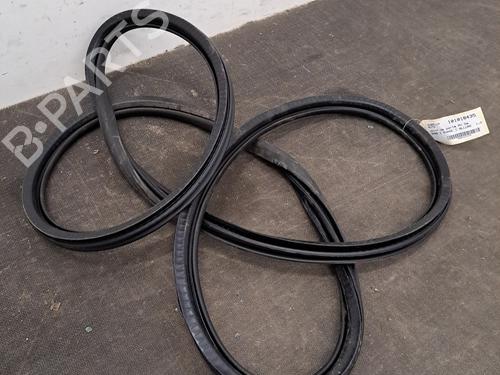 Used Rubber door seal Rubber door seal PEUGEOT 3008 II SUV (MC_, MR_, MJ_, M4_) 1.2 THP/ PureTech 130 (MRHNSM, MRHNSU, MRHNSJ, MRHNYW,... (131 hp) 28407091 28407091