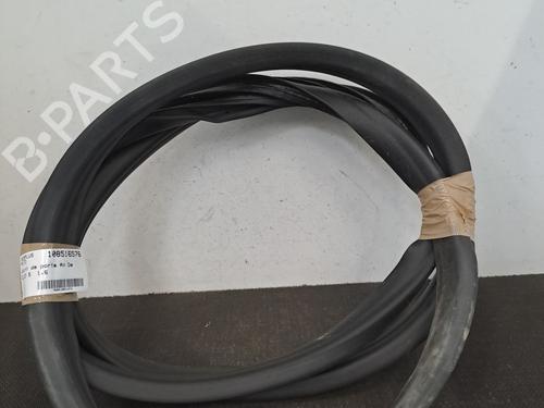 Used Rubber door seal RENAULT CLIO V (B7_) 1.6 E-TECH 140 (B7MU) (140 hp) 28397666