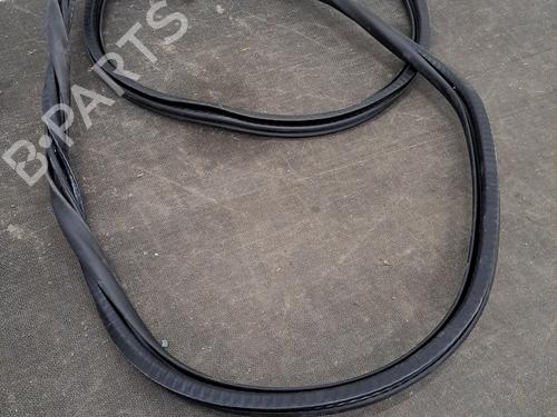Used Rubber door seal PEUGEOT 3008 II SUV (MC_, MR_, MJ_, M4_) 1.2 THP/ PureTech 130 (MRHNSM, MRHNSU, MRHNSJ, MRHNYW,... (131 hp) 28407093