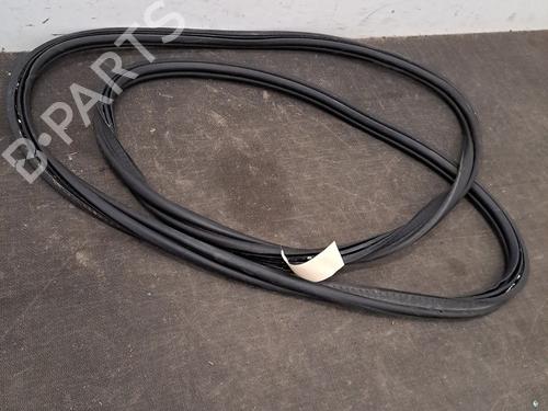Used Rubber door seal PEUGEOT 3008 II SUV (MC_, MR_, MJ_, M4_) 1.2 THP/ PureTech 130 (MRHNSM, MRHNSU, MRHNSJ, MRHNYW,... (131 hp) 29129398